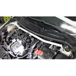 ULTRA RACING 2bodová přední horní rozpěra pro Ford Fiesta S MK6 1.0T 13-17 (levostranné řízení)