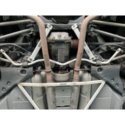 ULTRA RACING 2× 2bodové zadní spodní rozpěry pro Infiniti Q70 Y51 2.5 V6 13-19